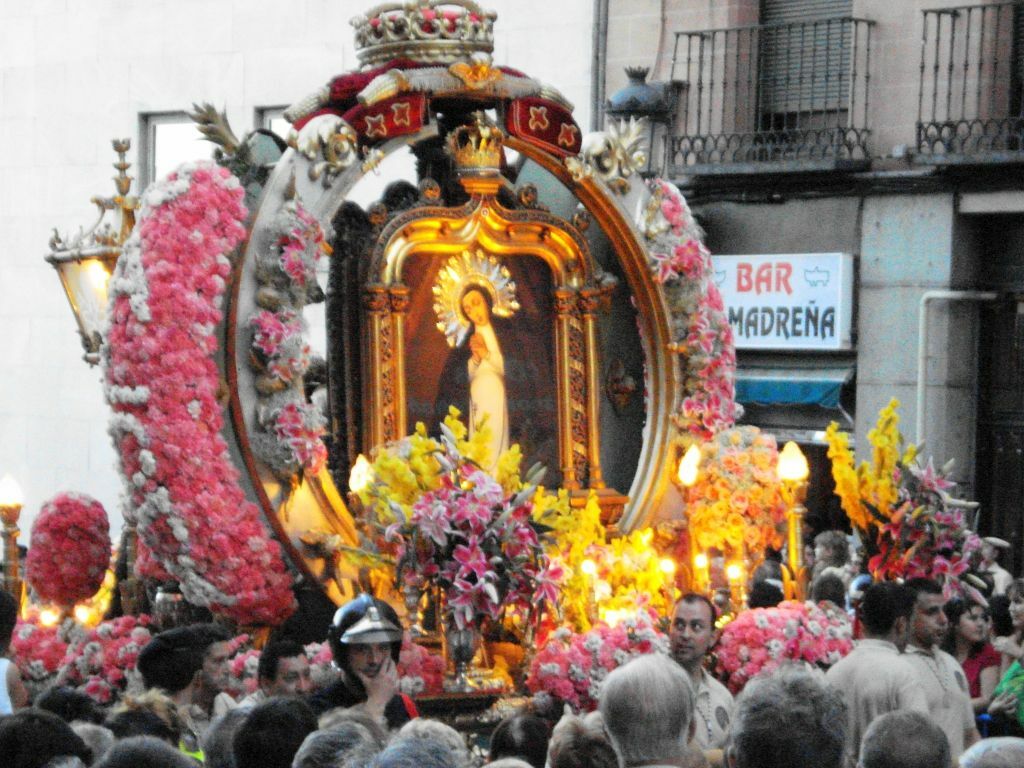 Procesión-Virgen-de-la-Paloma