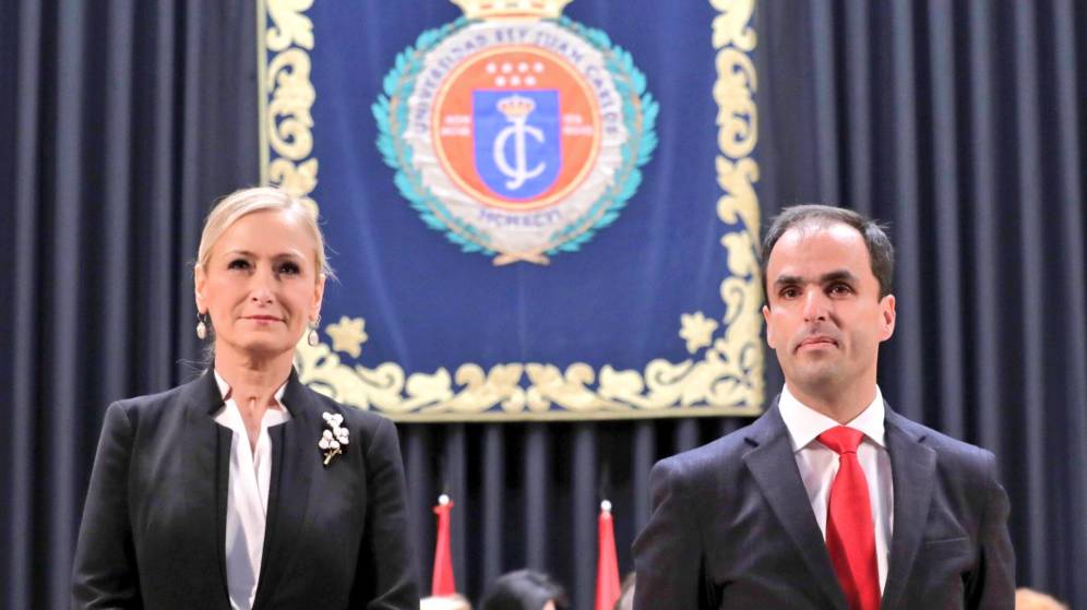 foto cifuentes en la Juan Carlos I