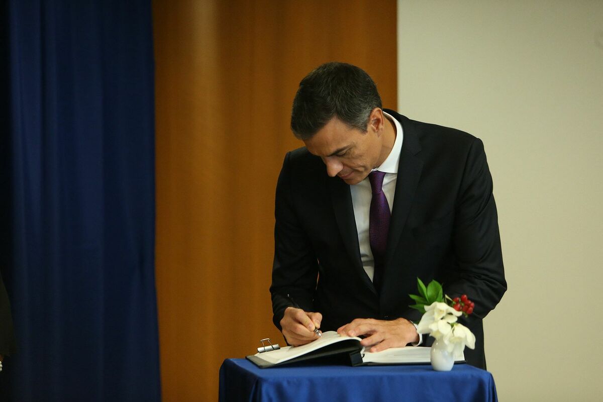Pedro Sánchez Firmando