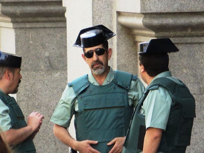 Guardia_civil_in_Madrid_01-696x522