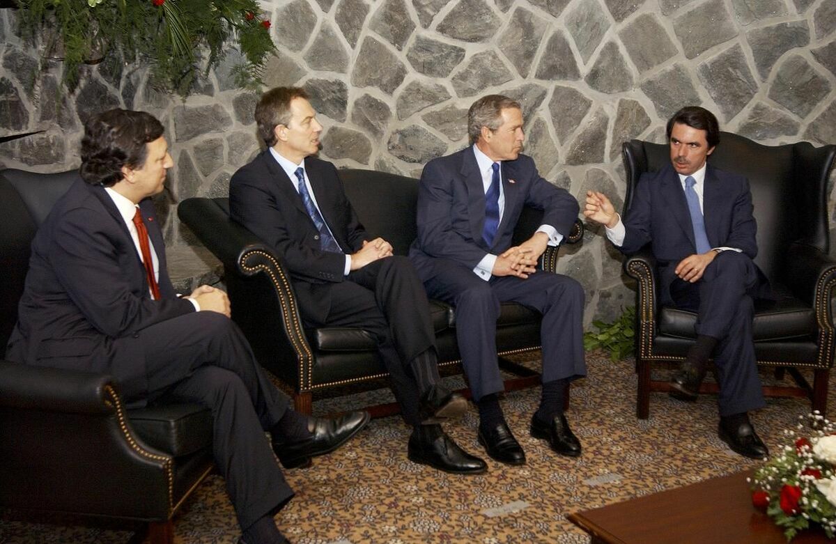 Bush_Barroso_Blair_Aznar_at_Azores.jpg