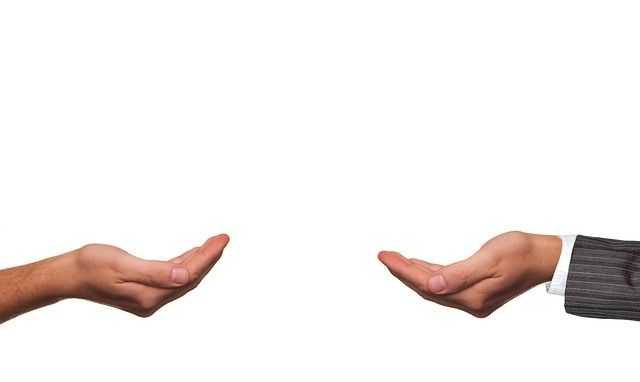 hands-462296_640.jpg