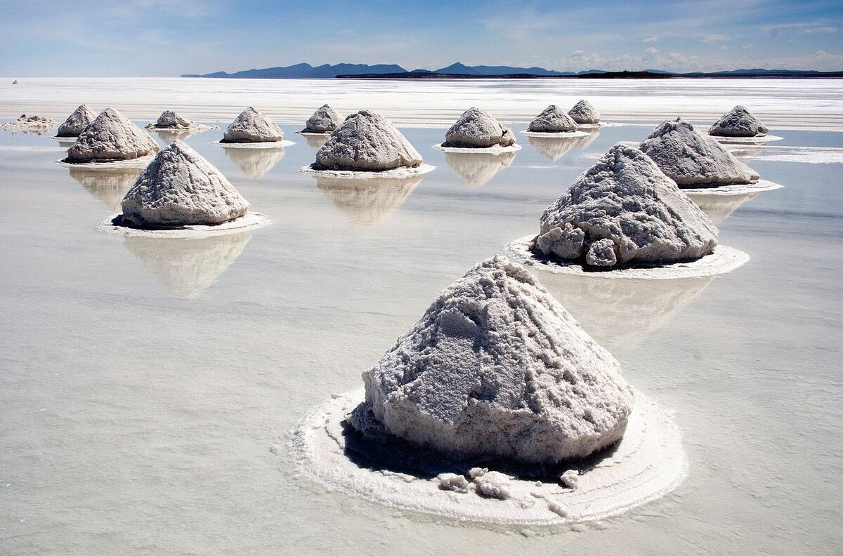 Piles_of_Salt_Salar_de_Uyuni_Bolivia_Luca_Galuzzi_2006_a