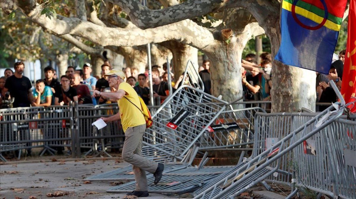 hombre-atraviesa-las-vallas-colocadas-frente-parlament-catalunya-1568223995487