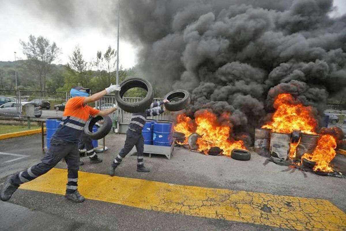 Protestas por los despidos del grupo Vesuvius por el cierre de su planta de Llangréu