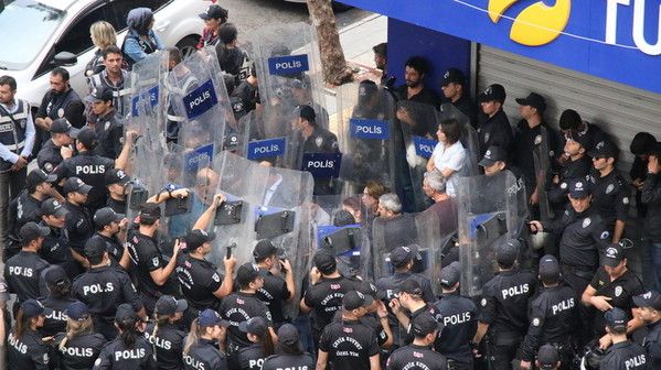 Police preventing HDP MPs and others from reading out a press statement