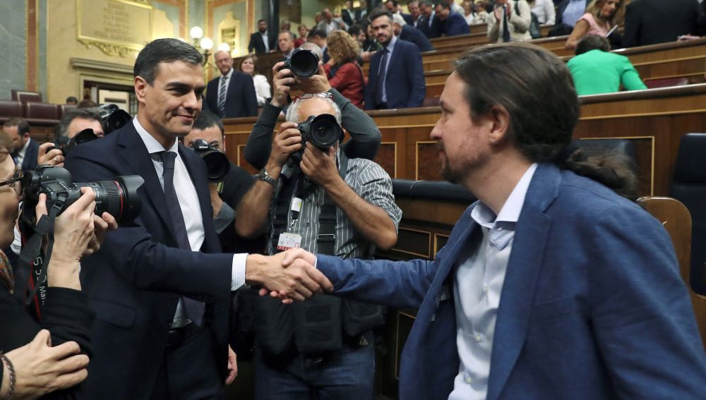 Sánchez saluda a Pablo Iglesias tras la moción de censura contra Rajoy. Fue el inicio del sanchismo