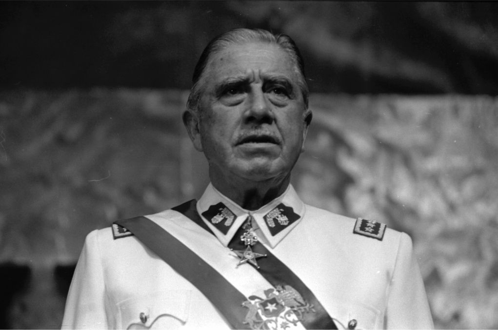 Pinochet_en_Historia_Política_BCN