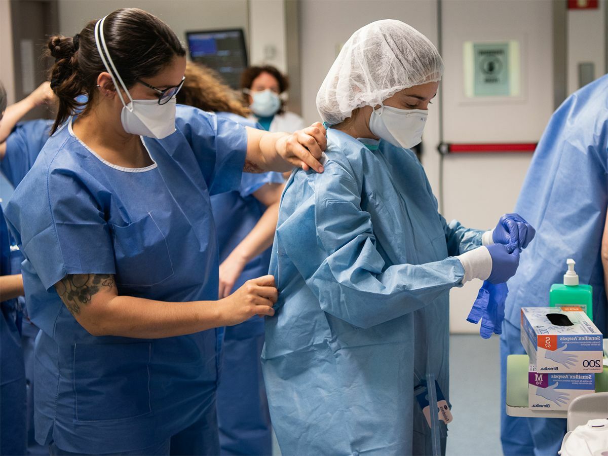 Enfermeras luchan contra el virus en lo peor de la pandemia.