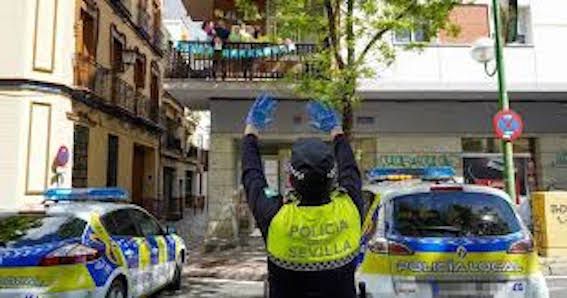 foto policía felicitando a un niño por su cumple