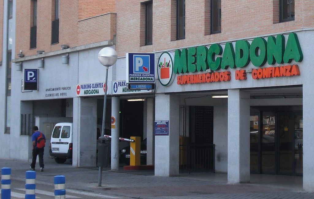 Un supermercado de Mercadona, donde los aventureros quedan para ligar.