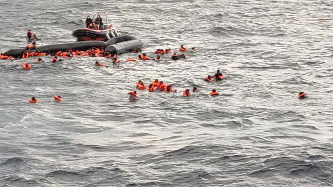 al-menos-cinco-migrantes-han-muerto-en-un-naufragio-en-el-mediterraneo-central-y-open-arms-ha-podido-rescatar-a-cerca-de-un-centenar