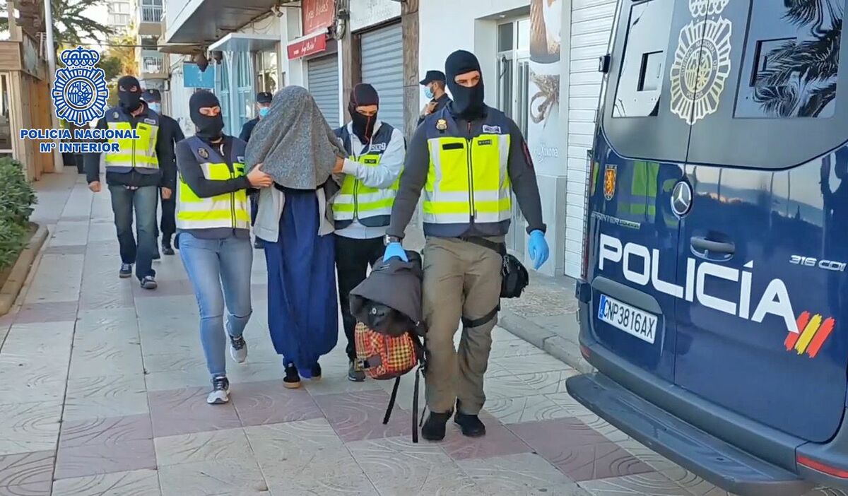 Detenida en Valencia a una joven española que planeaba viajar a Siria para unirse a DAESH