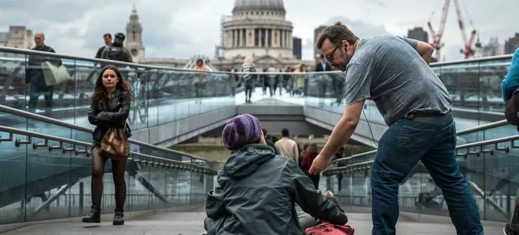 Una mujer sin hogar pide dinero en el centro de Londres (Reino Unido). | Foto: Unsplash/Tom Parsons 