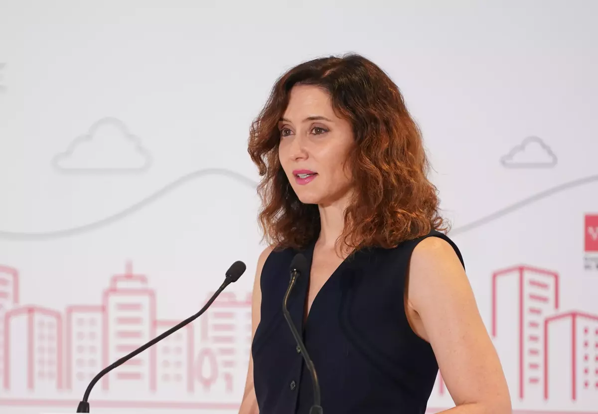 Díaz Ayuso preside el acto de la firma de jóvenes adjudicatarios del programa Mi Primera Vivienda
