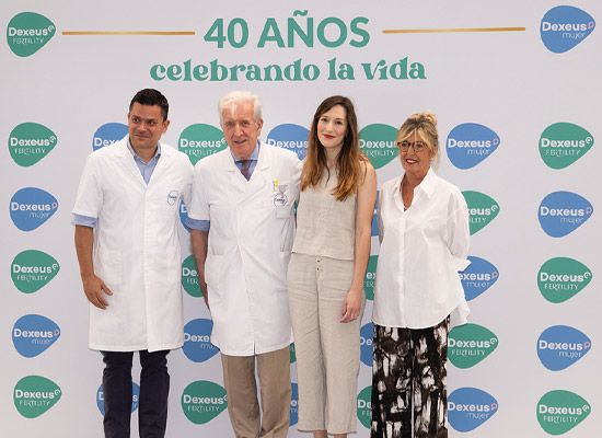 Victoria Anna, primera niña nacida por fecundación in vitro en España, junto al doctor Pedro N. Barri. | Foto: Dexeus Mujer