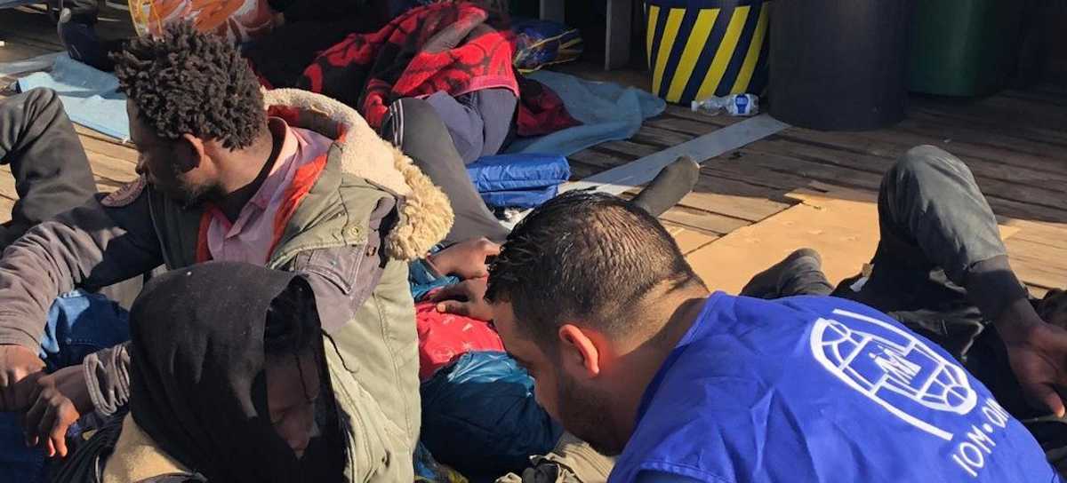 Las rutas del Mediterráneo son muy peligrosas y las personas reciben el apoyo de trabajadores humanitarios. | Foto: OIM Libia