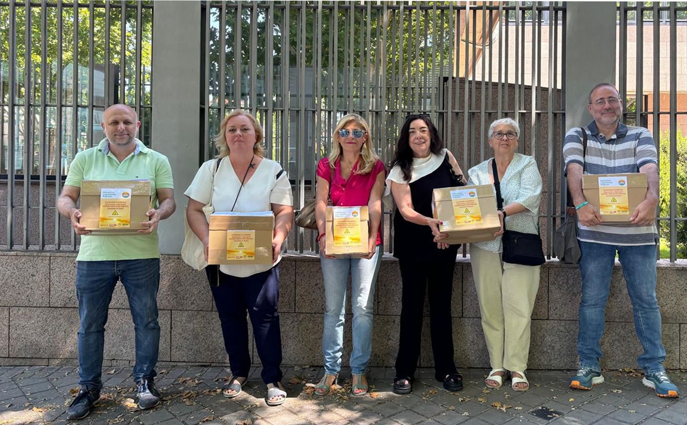 Teresa Jurado (UGT), Carmen Morillas (FAPA Giner de los Ríos), Isabel Galvín (CC OO) y Enrique Villalobos (FRAVM) llevan a la Asamblea de Madrid más 70.000 firmas de apoyo a una iniciativa legislativa popular para la climatización de los centros educactivos