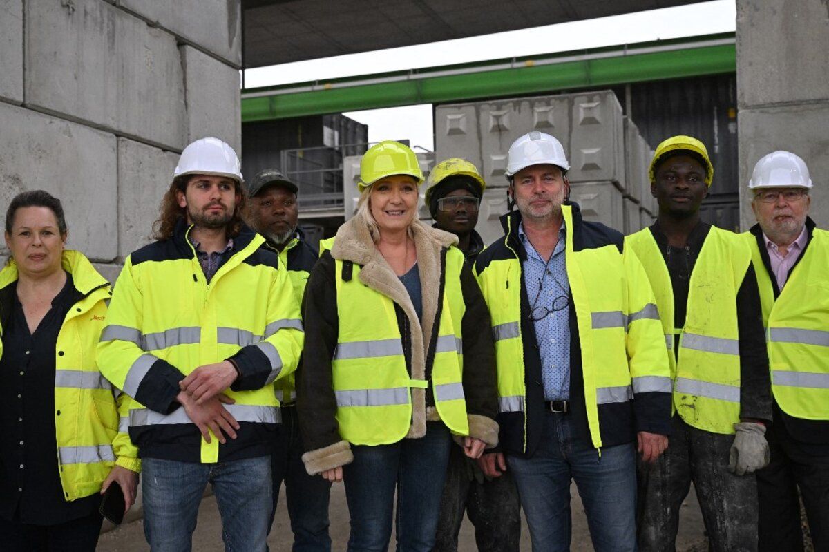 Le Pen en campaña con los obreros de Lyon.