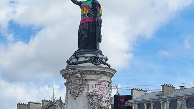 Plaza de la Republica de Paris vandalizada por los seguidores del Nuevo Frente Popular