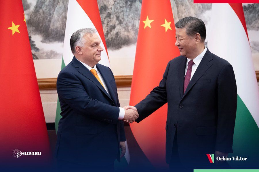 El primer ministro húngaro, Viktor Orbán con el presidente de China, Xi Jinping