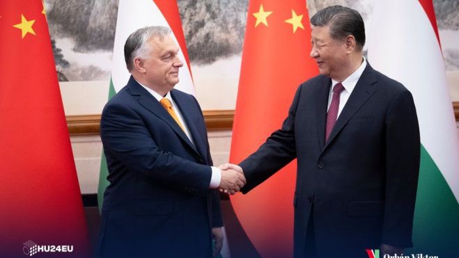 El primer ministro húngaro, Viktor Orbán con el presidente de China, Xi Jinping