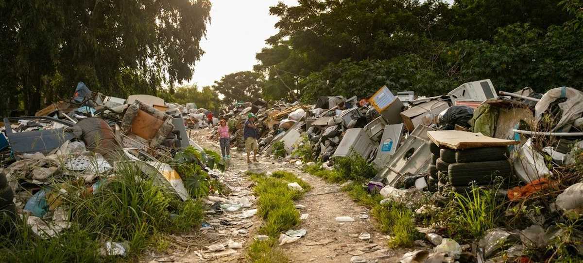 El auge de desechos de aparatos electrónicos viejos crece rápidamente en el mundo. | Foto: OMS