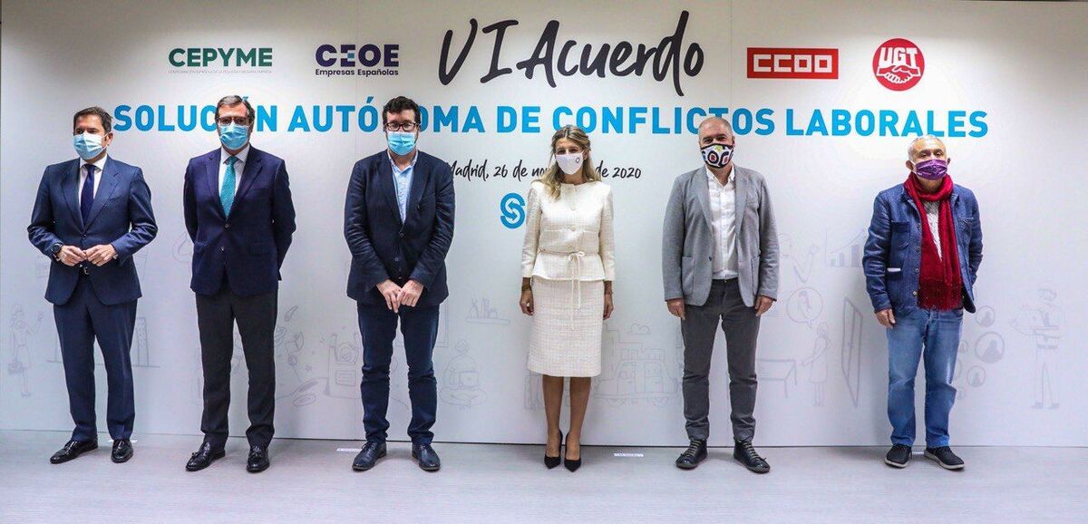 El presidente de CEOE, Antonio Garamendi; el líder de UGT, Pepe Álvarez; la ministra de Trabajo, Yolanda Díaz; el presidente de Cepyme, Gerardo Cuevas; y el líder de CCOO, Unai Sordo, conversan durante el acto de firma del VI Acuerdo de Solución Autónoma de Conflictos Laborales (ASAC) entre CEOE y Cepyme, y CCOO y UGT, en la Fundación SIMA, en Madrid, foto Agustín Millán