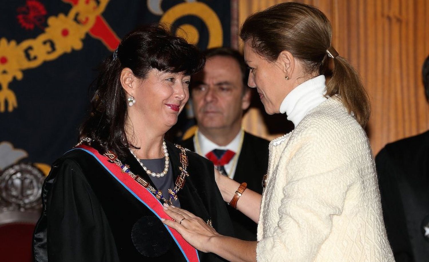 La exsecretaria del Partido Popular, María Dolores Cospedal, condecora a la ahora vocal de Constitucional, Concepción Espejel