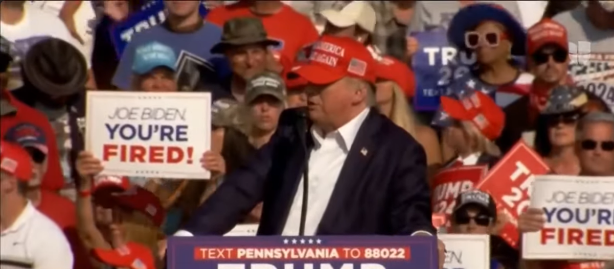 Donald Trump en los momentos previos a recibir una bala en la oreja