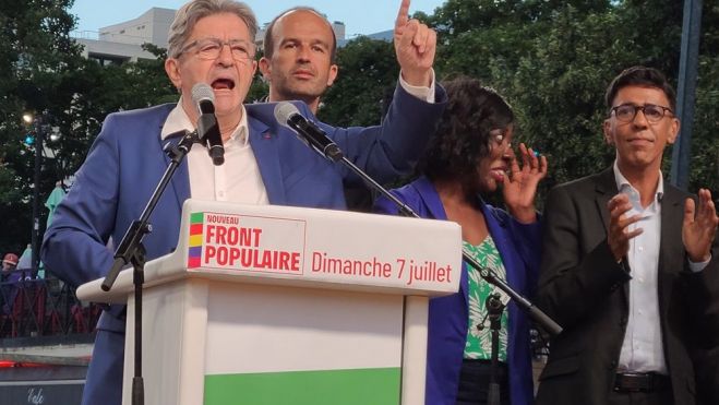 II Mélenchon proclama la victoria del Nuevo Frente Popular en la segunda vuelta de las legislativas francesas . Foto Carlos de Uraba