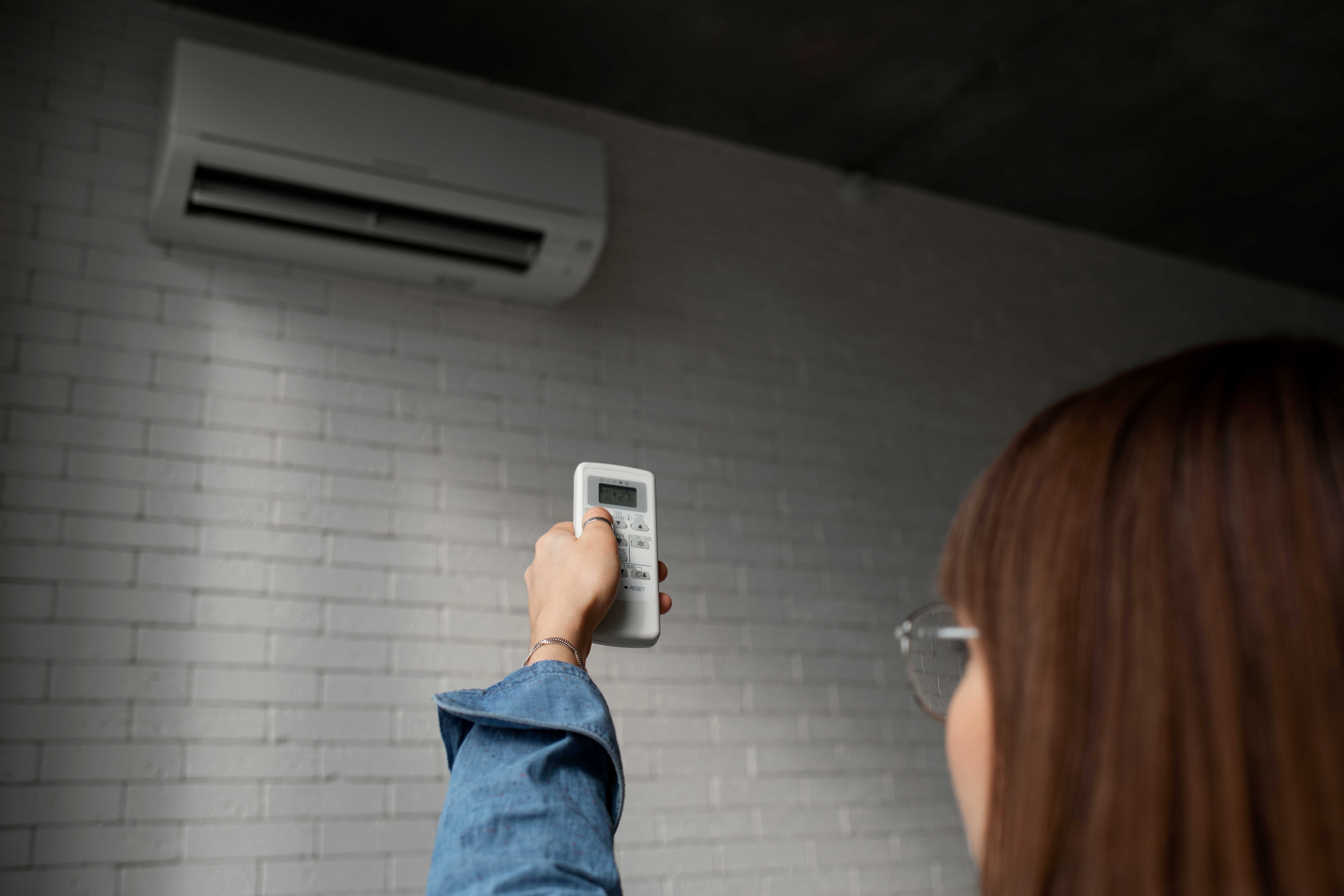 El aire acondicionado es uno de los electrodomésticos que más gasto energético genera durante el verano. | Foto: Freepik