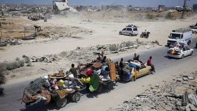 Siguiendo las órdenes de reubicación israelíes, los palestinos cogen todas las pertenencias que pueden para trasladarse a un nuevo lugar. Ningún lugar es seguro en Gaza. | Foto: UNRWA