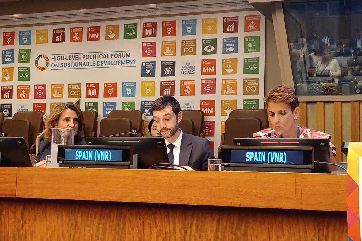 El ministro de Derechos Sociales, Consumo y Agenda 2030, Pablo Bustinduy, en la sede de la ONU junto a la ministra para la Transición Ecológica y el Reto Demográfico, Teresa Ribera, y la presidenta navarra, María Chivite. | Foto: Pool Moncloa