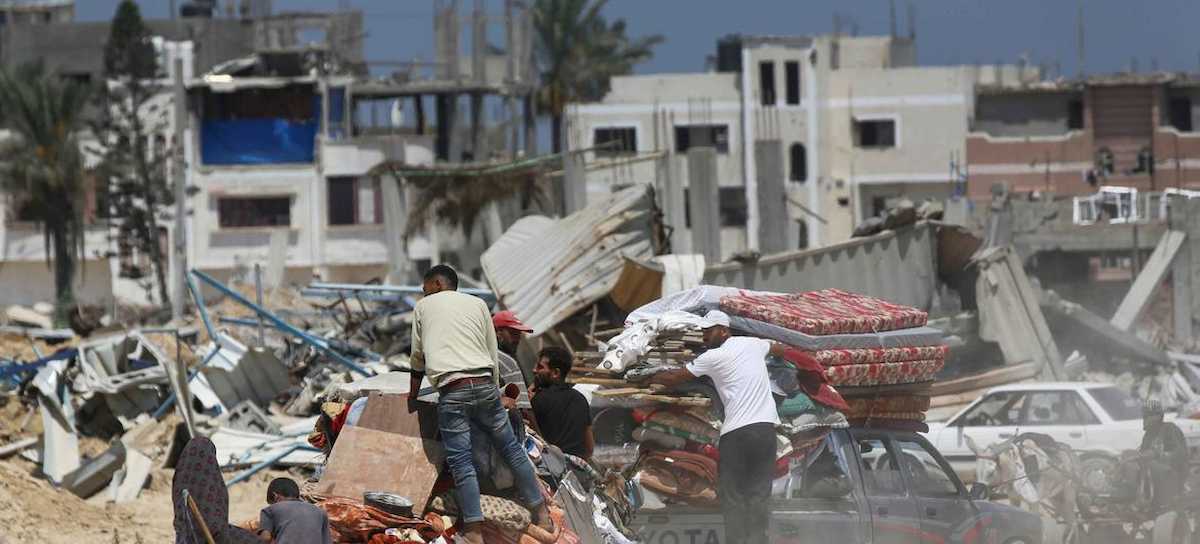 Naciones Unidas sigue informando de que los gazatíes forzados a desplazarse por órdenes isralíes de evacuación llevan consigo todas las pertenencias que pueden sin saber a dónde dirigirse. | Foto: UNRWA