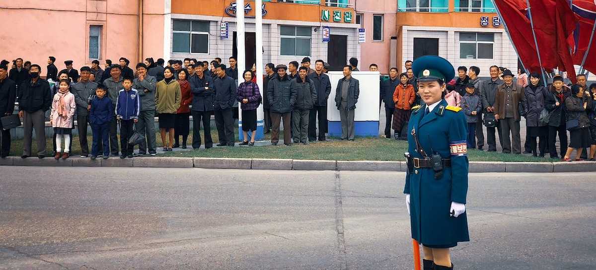 Ciudadanos de Corea del Norte, esperando cruzar una carretera.