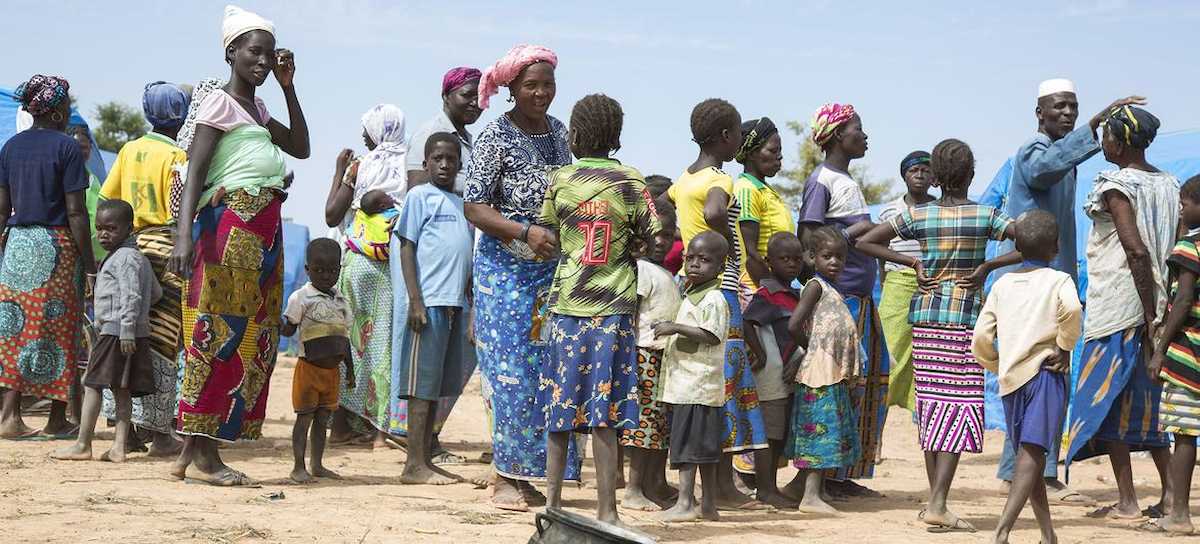 Un grupo de desplazados se reúne en el campamento de Pissila, en el norte de Burkina Faso para protegerse de los ataques. | Foto: PMA/Marwa Awad