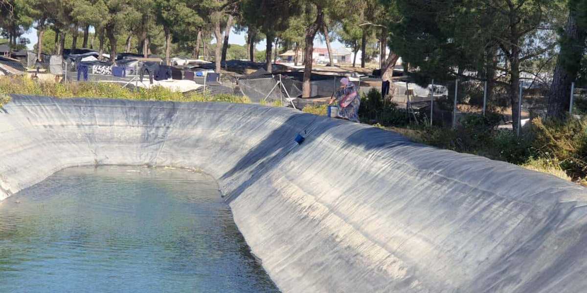 Las organizaciones reclaman al MITECO una respuesta con las distintas administraciones competentes con el fin de activar un corredor de emergencia que asegure el abastecimiento de agua potable y salubridad en en los asentamientos. | Foto: Ecologistas en Acción