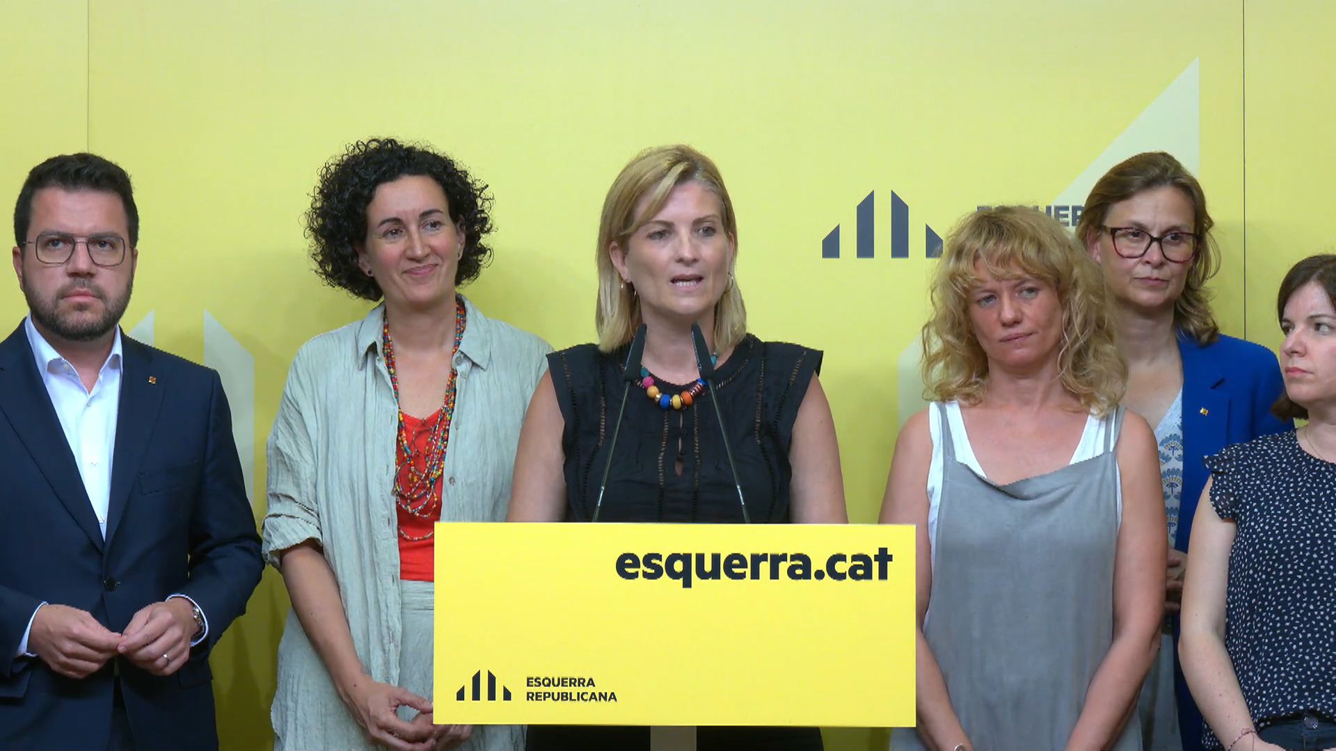 Rueda de prensa de la portavoz de ERC, Raquel Sans, rodeada por muchas mujeres del partido, junto a la secretaria general de ERC, Marta Rovira, y el president de la Generalitat en funciones, Pere Aragonès