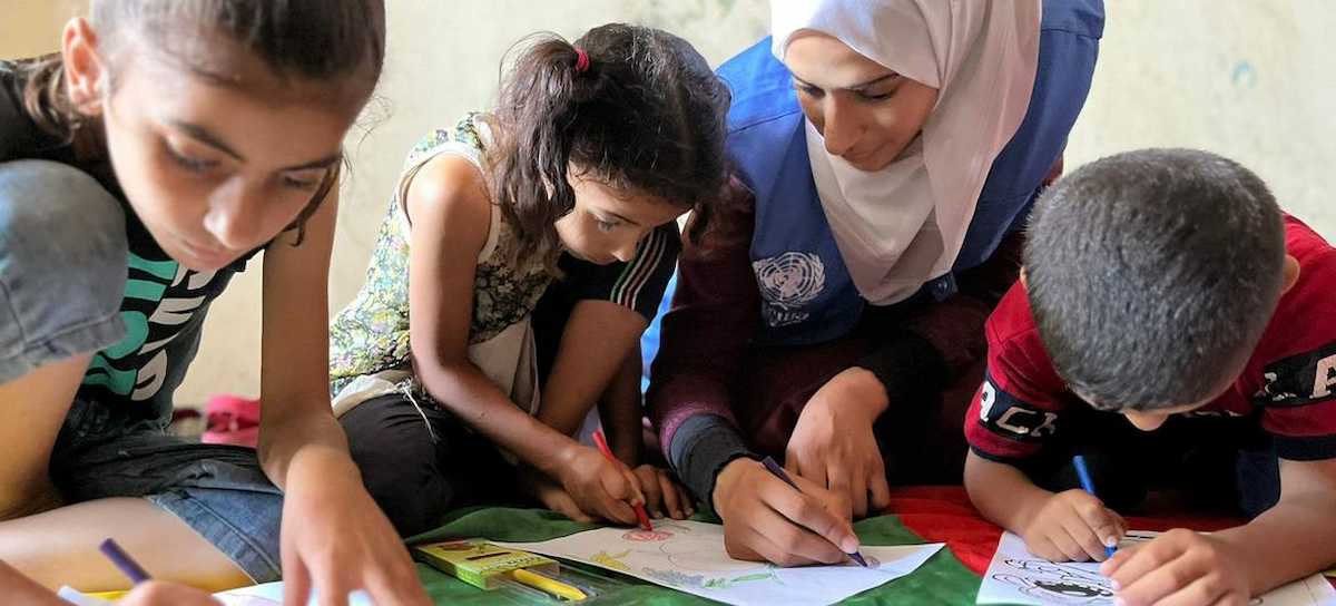 A través del nuevo programa, el personal de UNWRA proporcionará a los niños apoyo para ayudarles a superar el trauma de la guerra. | Foto: UNRWA