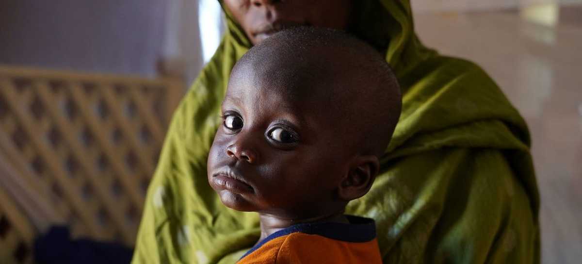 Una mujer con su hijo en un centro de apoyo a la nutrición en el norte de Darfur, una de las regiones más afectadas por la hambruna en estos momentos. | Foto: UNICEF/UN0836604/Zakaria