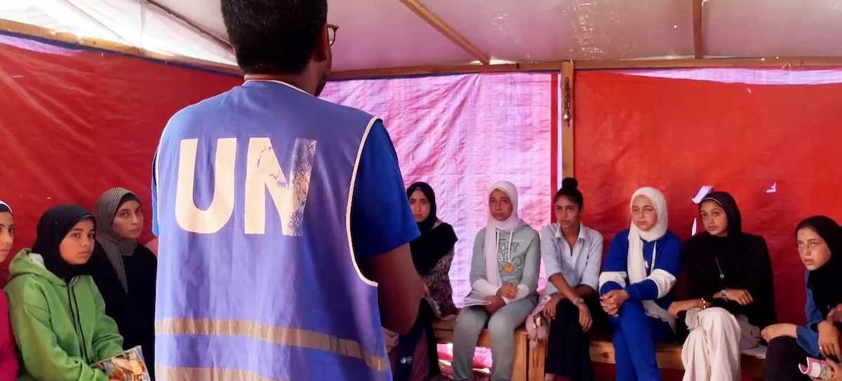 Ajith Sunghay, director de la Oficina del Alto Comisionado de la ONU para los Derechos Humanos en Palestina conversa con jóvenes estudiantes en Gaza. | Foto: ONU/Ziad Taleb