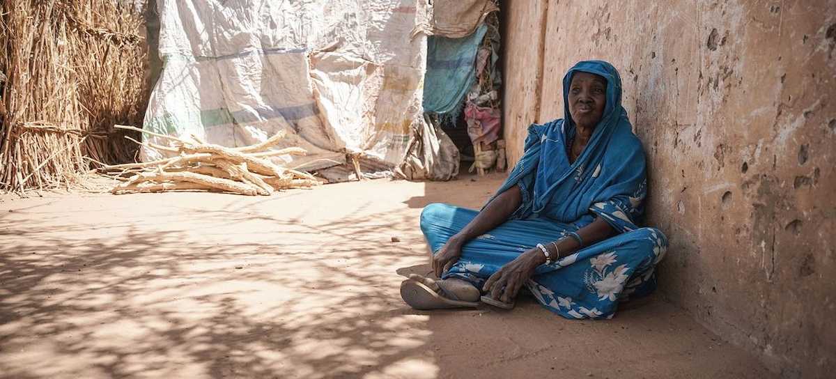 Una mujer que huyó de la violencia se encuentra ahora en un centro de desplazados en El Fasher, Darfur, mientras la FAO pide respuestas. | Foto: UNICEF/Mohamed Zakaria