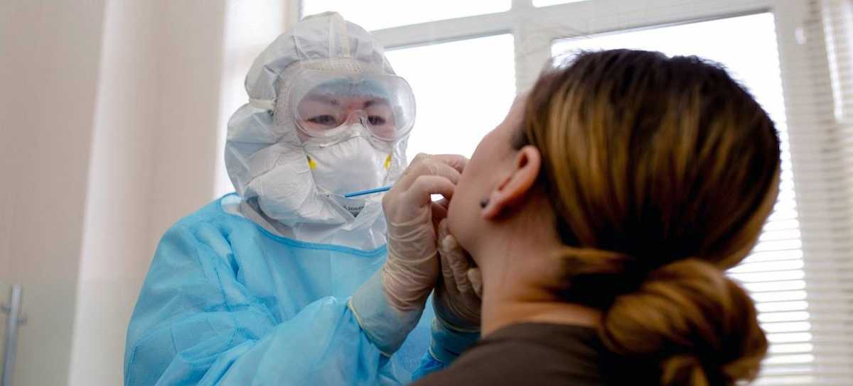 Prueba de COVID-19 a una mujer en pleno incremento de los contagios | Foto: OMS