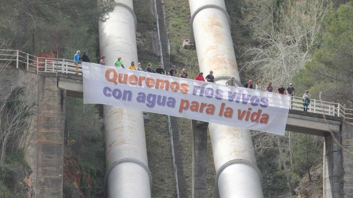 Los colectivos ecologistas se manifiestan ante la negación sistemática del Canal de Isabel II en ofrecer información sobre el consumo de los campos de golf madrileños, desoyendo incluso al Defensor del Pueblo". | Foto: Ecologistas en Acción