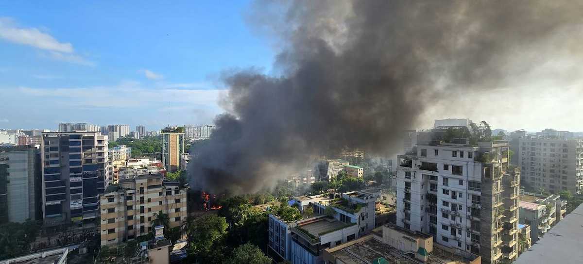 Sale humo de una tienda incendiada por manifestantes en Dhaka, Bangladesh. | Foto: ONU Bangladesh/Mithu