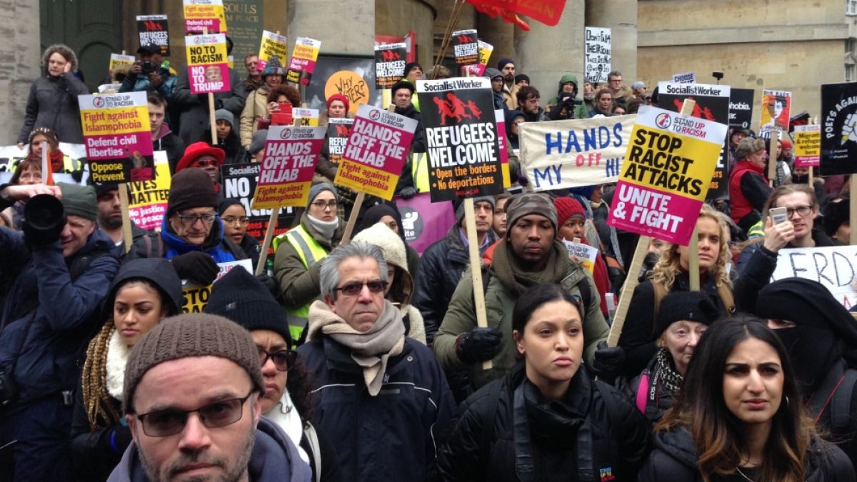 Multitudinarias manifestaciones en Reino Unido contra las protestas antiinmigración de la extrema derecha