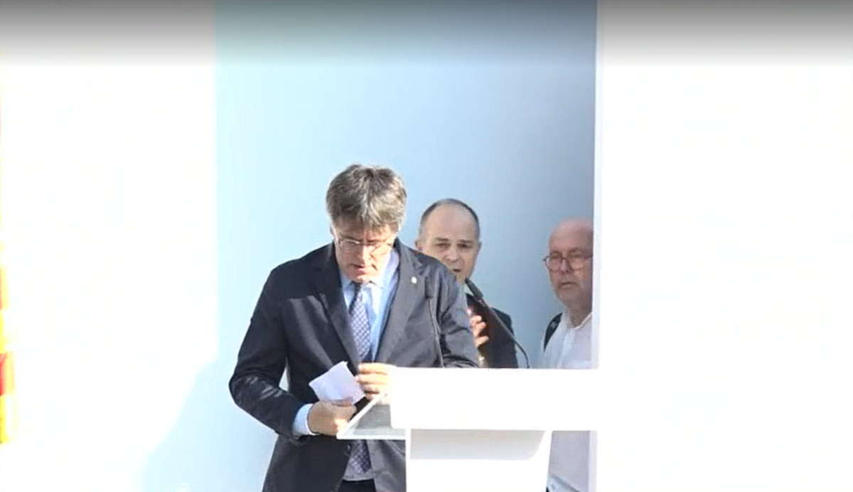 Puigdemont durante su mitin fugaz en Barcelona.