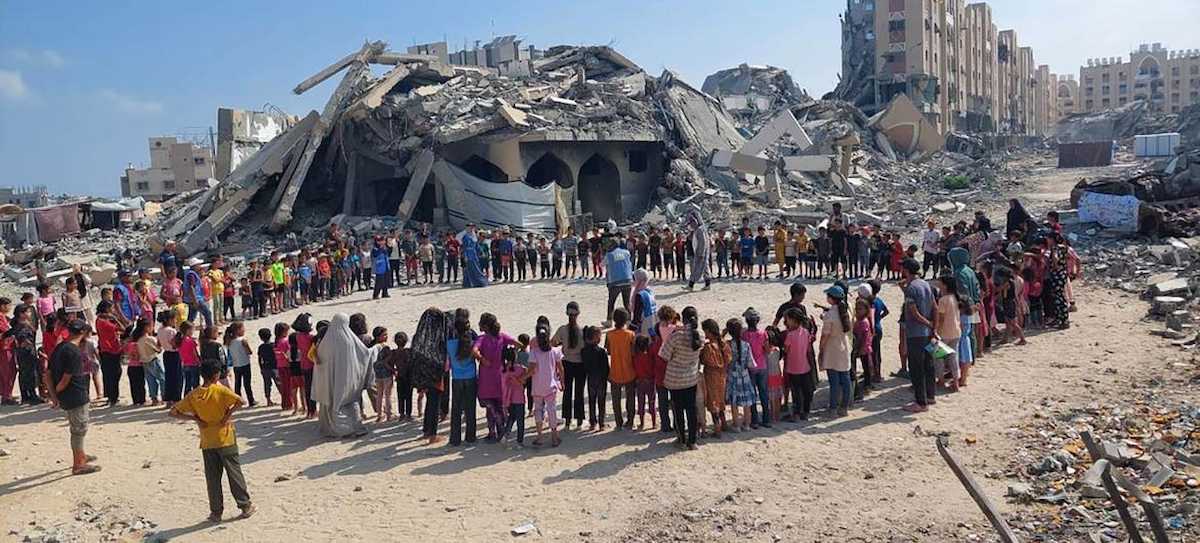 En medio del continuo desplazamiento forzado y la destrucción en Gaza, los niños reciben un apoyo psicosocial crucial. | Foto: UNRWA