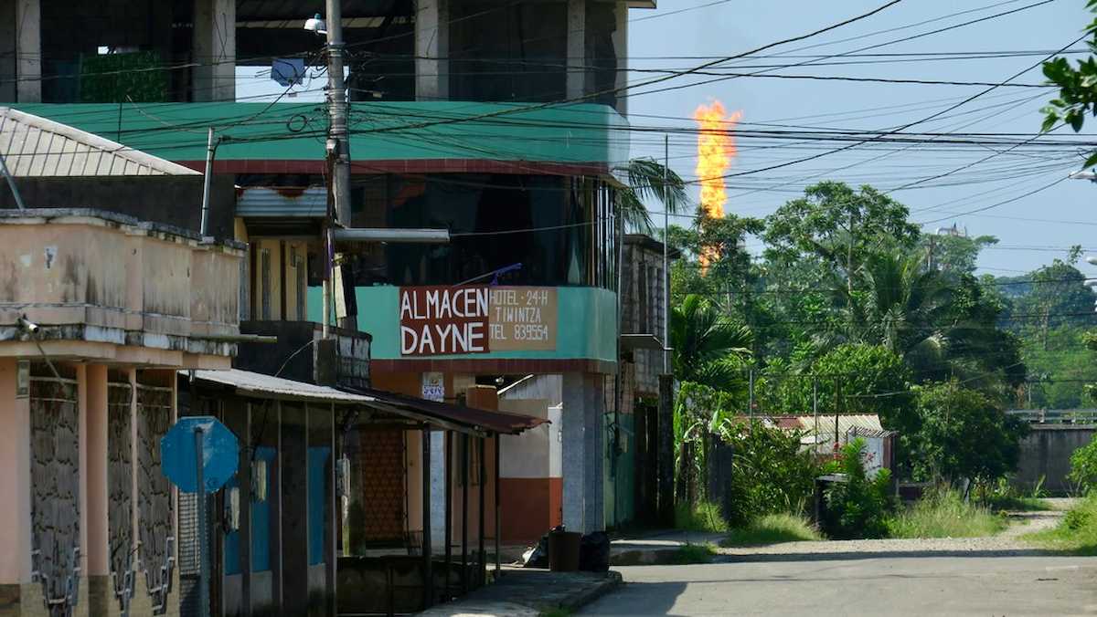 La quema de gas contribuye al cambio climático, afecta la salud de las comunidades locales y daña la biodiversidad de esta región vital. | Foto: Iván Martínez/Amnistía Internacional